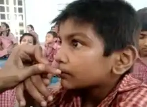 Enfant hyperactif suivant un cours de méditation en Inde.